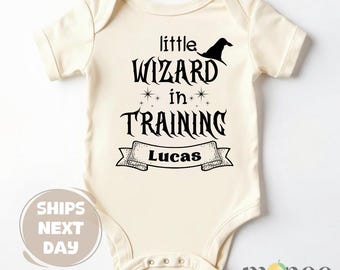Petit sorcier en formation Baby Onesies® Ensemble prénom personnalisé pour bébé de marque, cadeau personnalisé baby shower pour bébé garçon tenue fille cadeau nouveau-né