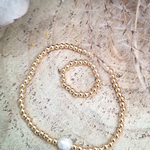 Pulsera de perlas doradas y perlas de agua dulce