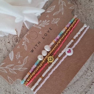 Pulseras de perlas de colores con perlas de agua dulce y conjunto de corazón sonriente