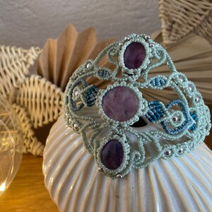 Brazalete Boho Micromacramé con Amatista - Elegancia única hecha a mano