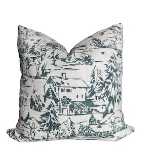Funda de almohada con escena invernal de renos, árboles de Navidad y ciervos en verde invernal y marfil