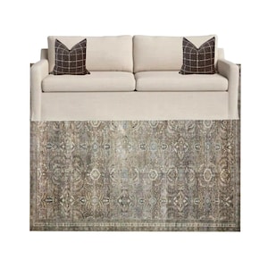 K&ouml;nnte beinhalten: Ein wei&szlig;es Sofa mit zwei braunen, gemusterten Kissen steht auf einem gemusterten Teppich in Braun-, Beige- und Blaut&ouml;nen.