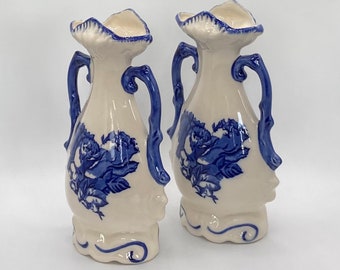 Jarrones antiguos de loza de Staffordshire: diseño floral en cobalto, asas estilo art déco.
