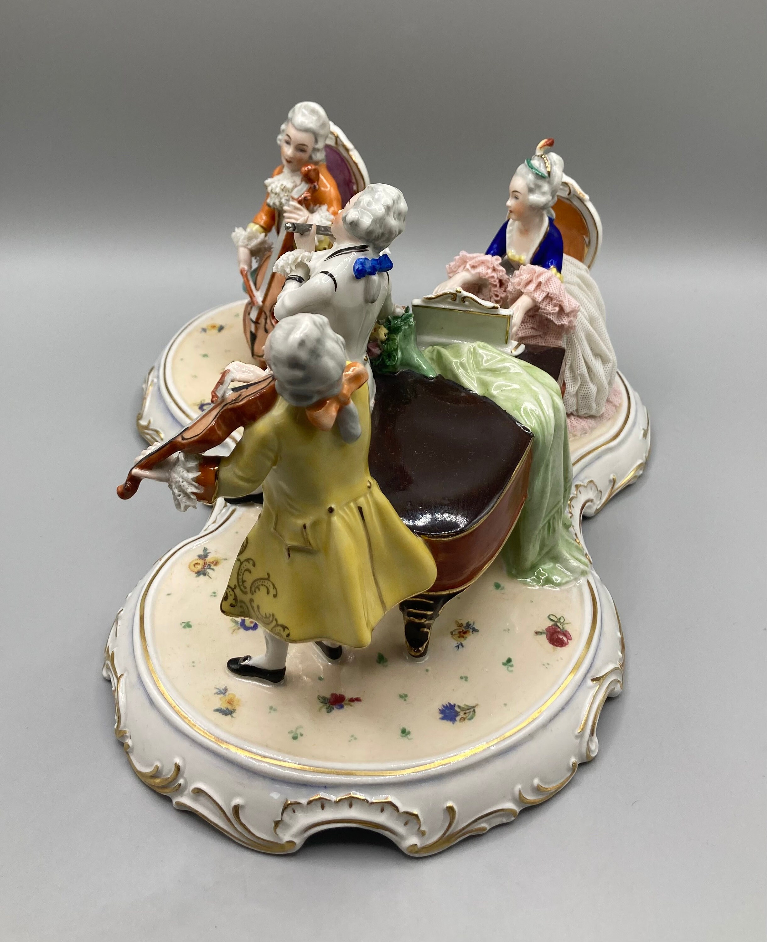 バイオリンを持つ陶器製音楽家フィギュア バイオリンを持つ陶器製音楽家フィギュア