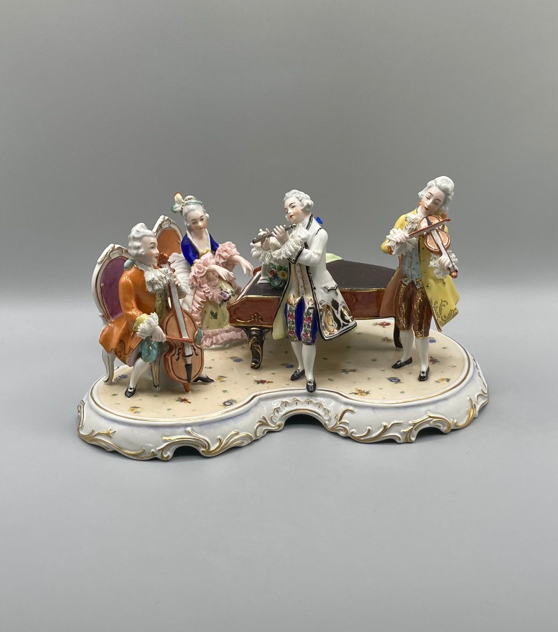 バイオリンを持つ陶器製音楽家フィギュア