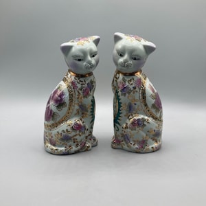 Pair of Vintage Chinese Hand-Painted Porcelain Cat Figurines – Floral & Gold Design