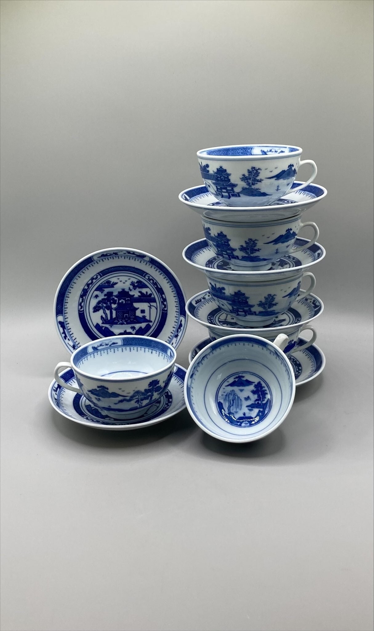 ヴィンテージ中国製青白茶カップセット：柳模様、エレガントな食器