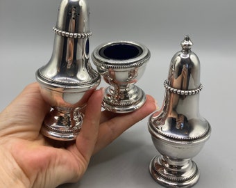 Duo Vintage Salière Et Poivrière En Métal Argenté Avec Plateau - Très Bon état