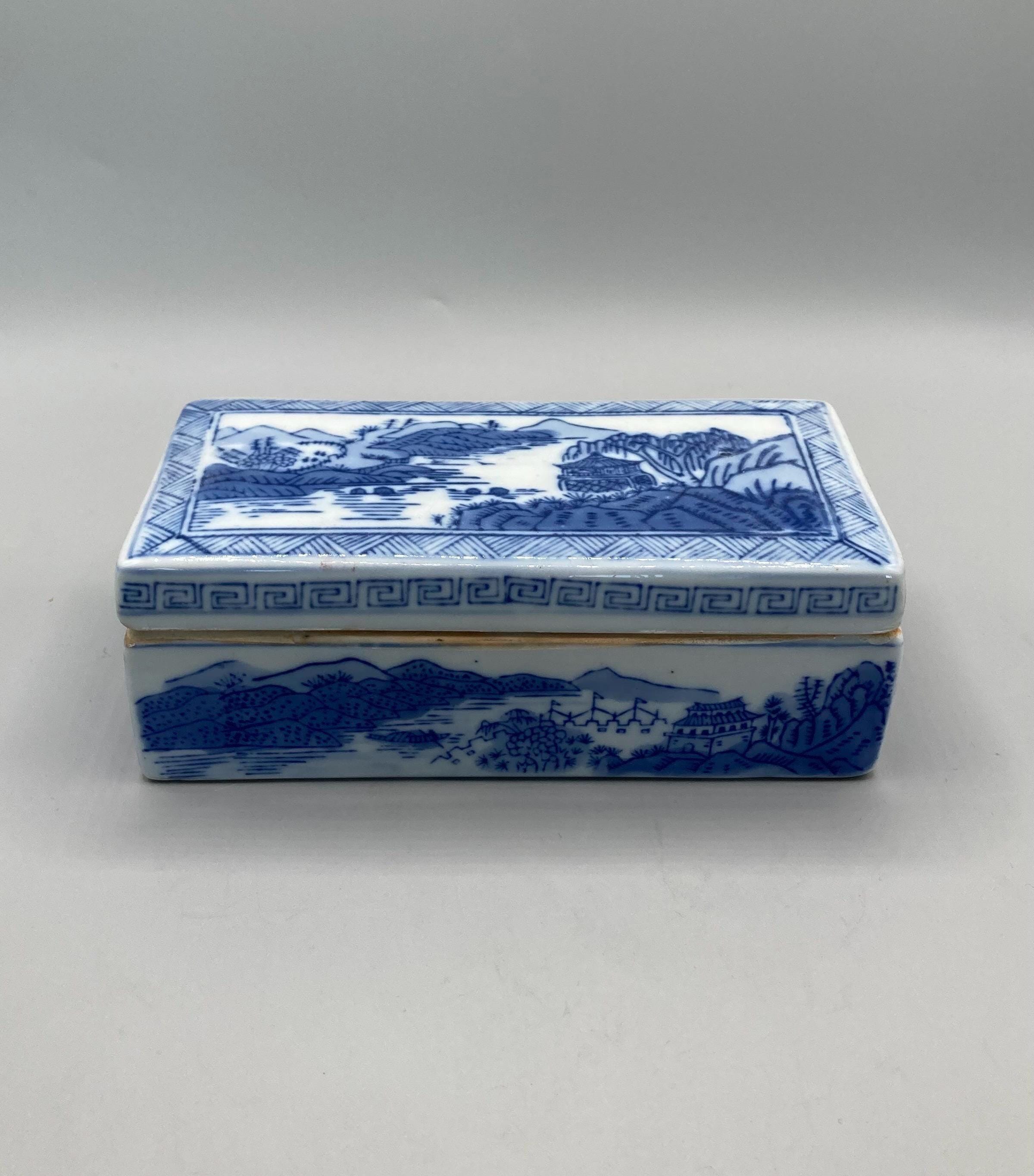 【新品】LAPUAN K Linenket (95x180cm) ホワイトブルー Antique Chinese Blue White Porcelain Box | Qianlong Mark Covered