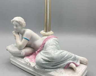 西洋アンティーク　女性像　アンティーク　陶器　 オブジェ アンティークの素焼き磁器製置物 – 横たわる古典的な女性像 – 19世紀