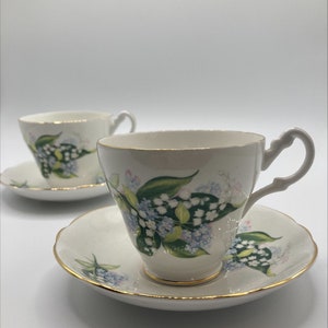 Set di 4 mug impilabili con bouquet di lilium gialli e bianchi