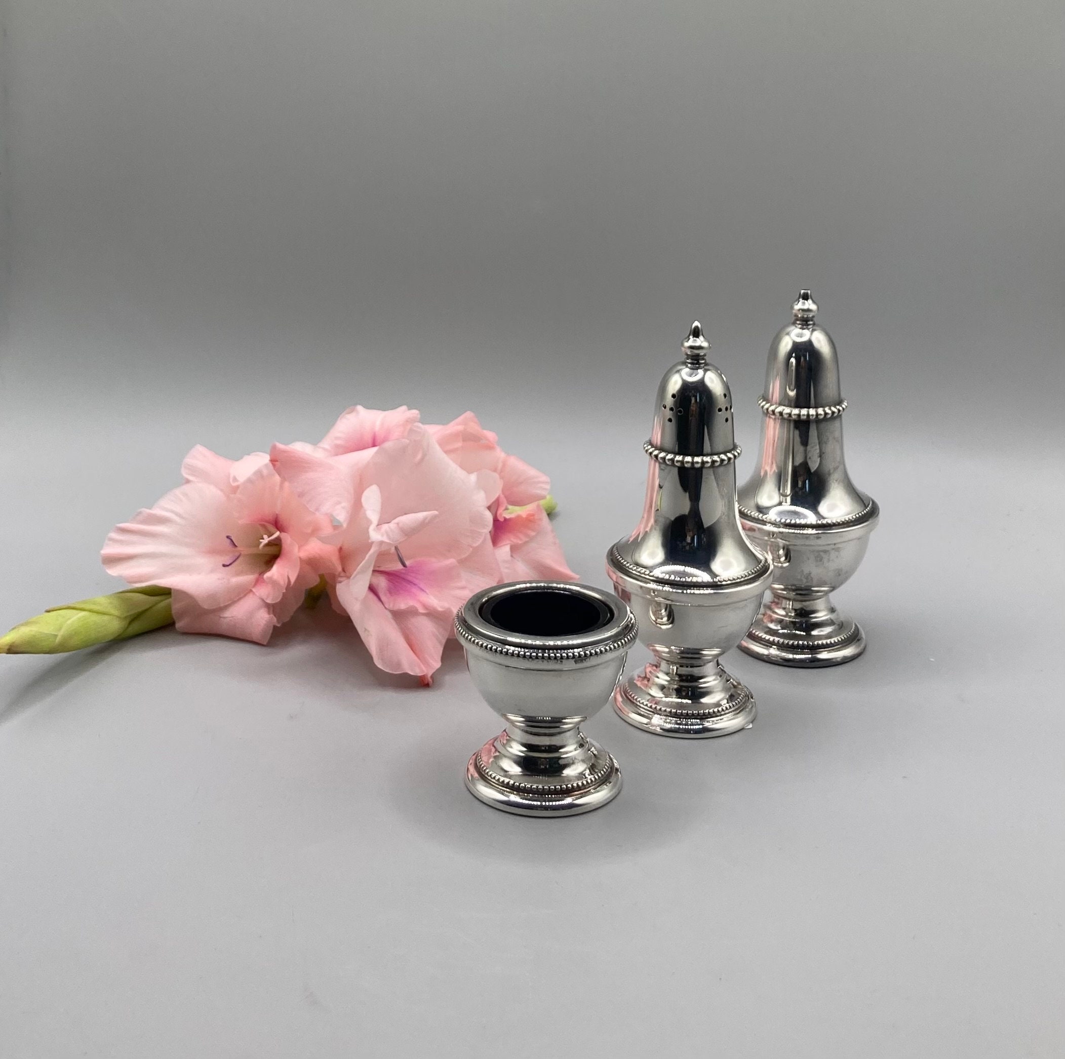 Salière poivrière vintage en métal argenté avec support – style Art déco - Arts de la table