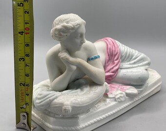 アンティークの素焼き磁器製置物 – 横たわる古典的な女性像 – 19世紀