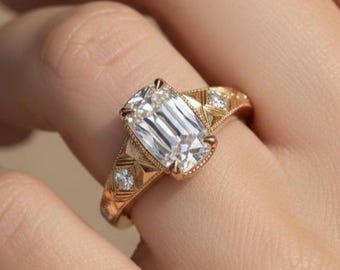 Langwerpige Emerald Criss Cut Moissanite Solitaire-verlovingsring in geelgouden vintage gegraveerde band