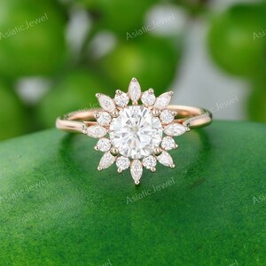 Pierścionek zaręczynowy Art Deco Round Cut Moissanite Starburst, wykonany z 10-karatowego żółtego złota z cyrkoniami i diamentami, prezent na rocznicę
