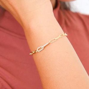 Minimalist Round Cut Moissanite Paper Clip Link Bracelet, Paper Clip 14K Solid Gold Bracelet for Her, Gold Link Bracelet Gift For Her