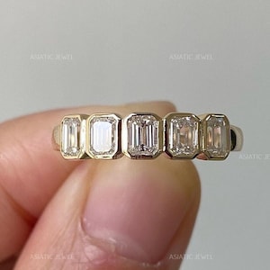 Alianza de media eternidad con cinco piedras engastadas en bisel, esmeralda, moissanita y diamantes. Alianza nupcial de oro macizo de 14 k. Regalo de aniversario para ella.