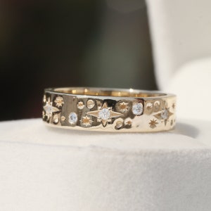 ラウンドモアッサナイト星型刻印入り結婚指輪、14Kイエローゴールド天体モチーフバンド