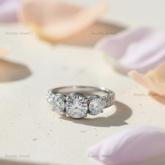 Anillo de compromiso de tres piedras con diamantes de talla redonda, estilo  vintage con milgrain en oro blanco