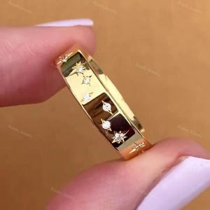Ronde Moissanite Celestial-trouwring, 14K geelgouden Starburst-bruidsring