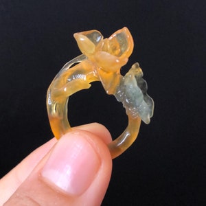 Naturalny jadeit Xiu (serpentynit) ręcznie zdobiony kwiat narcyza z pierścieniem motylkowym | 16,3 mm (US 5,5) | Żółty i zielony | Kryształowy kamień szlachetny
