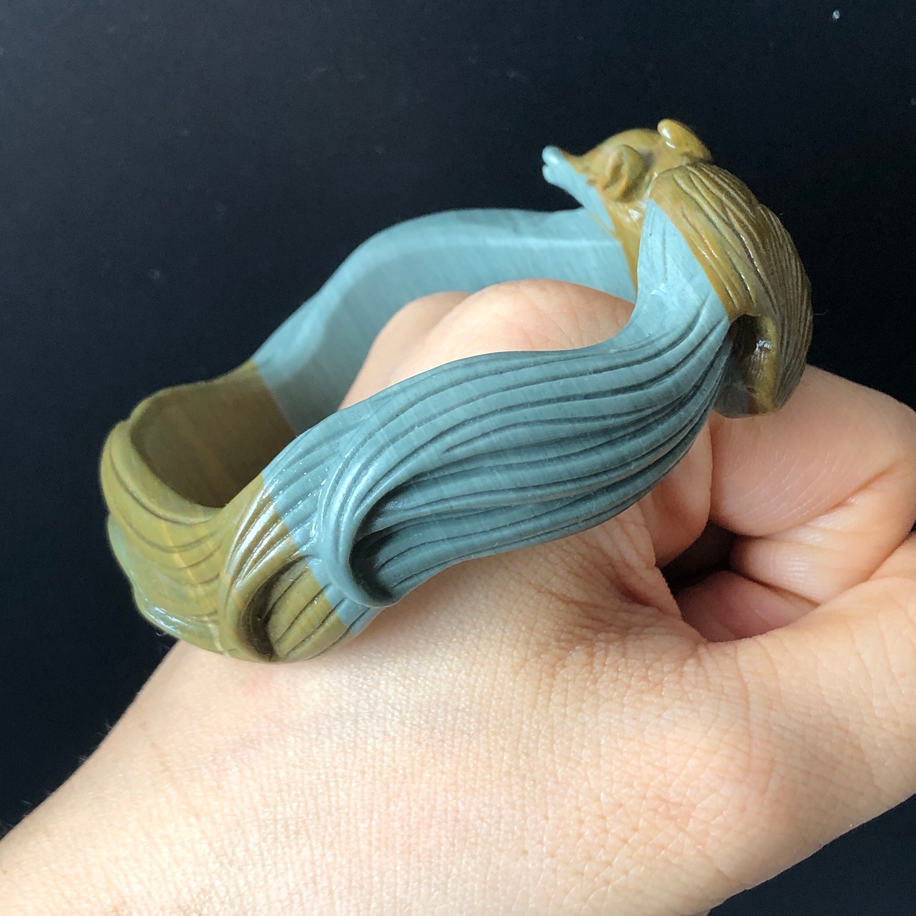 56.3 mm 天然手彫り Ni Shi 翡翠 九尾狐 バングル | 緑がかった青
