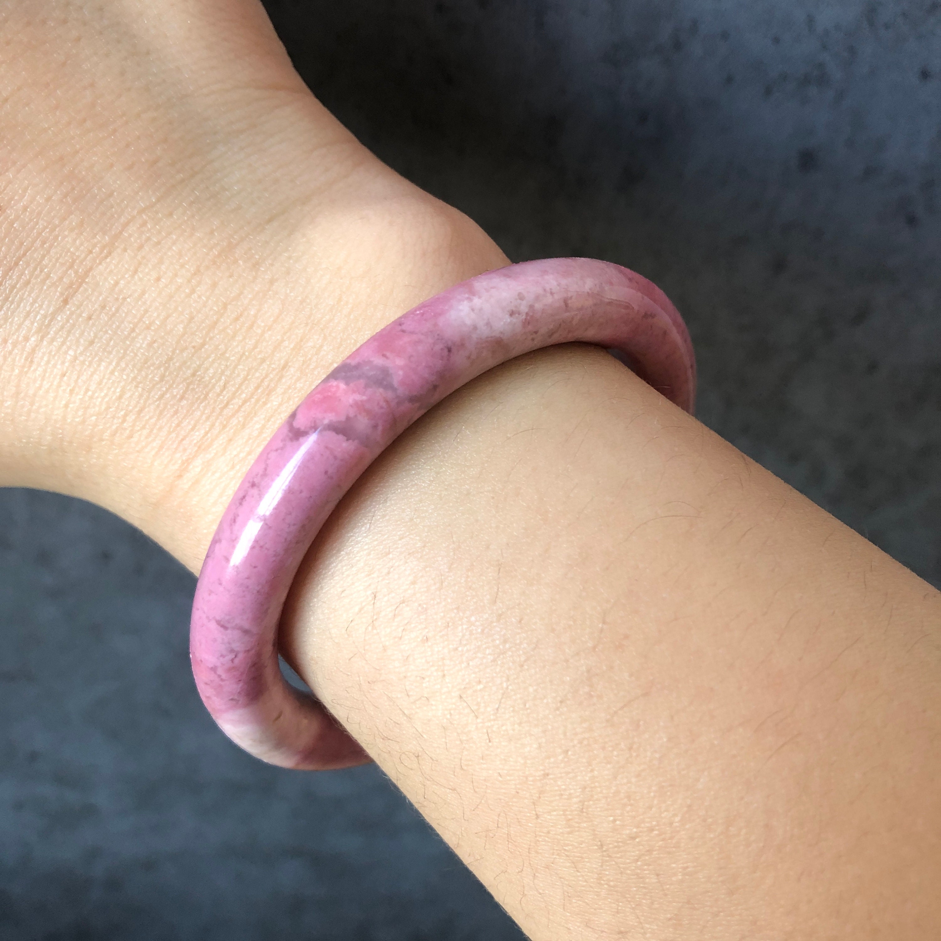 天然石 ロードナイト くり抜き バングル ブレスレット ピンク 52.7 mm 天然ロードナイト バングル | ローズ ガーデン | ロージー