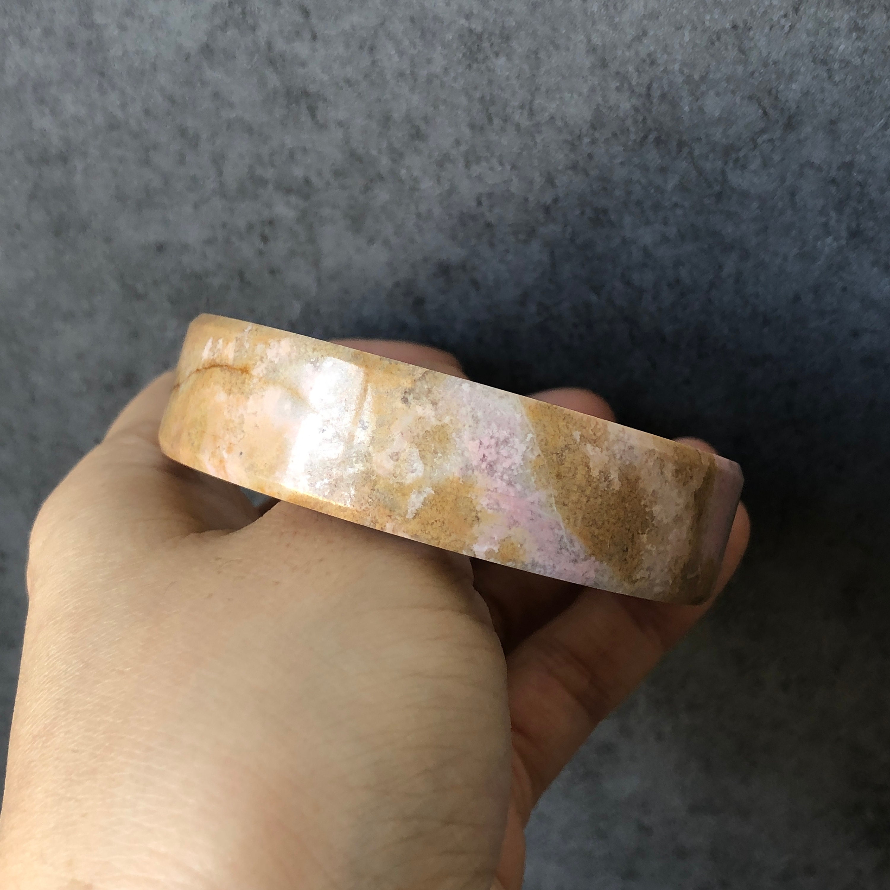 58.4 mm 天然ロードナイト バングル ブレスレット | 秋の雨