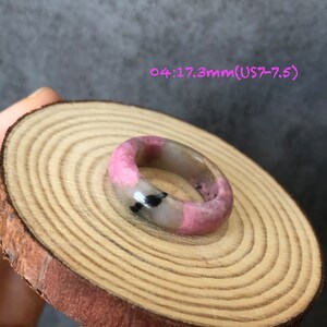 Pode incluir: Um anel de rodocrosita, uma pedra preciosa rosa e branca. O anel tem um di&acirc;metro de 17,3 mm e &eacute; tamanho 54. 04:17.3mm(US7-7.5)