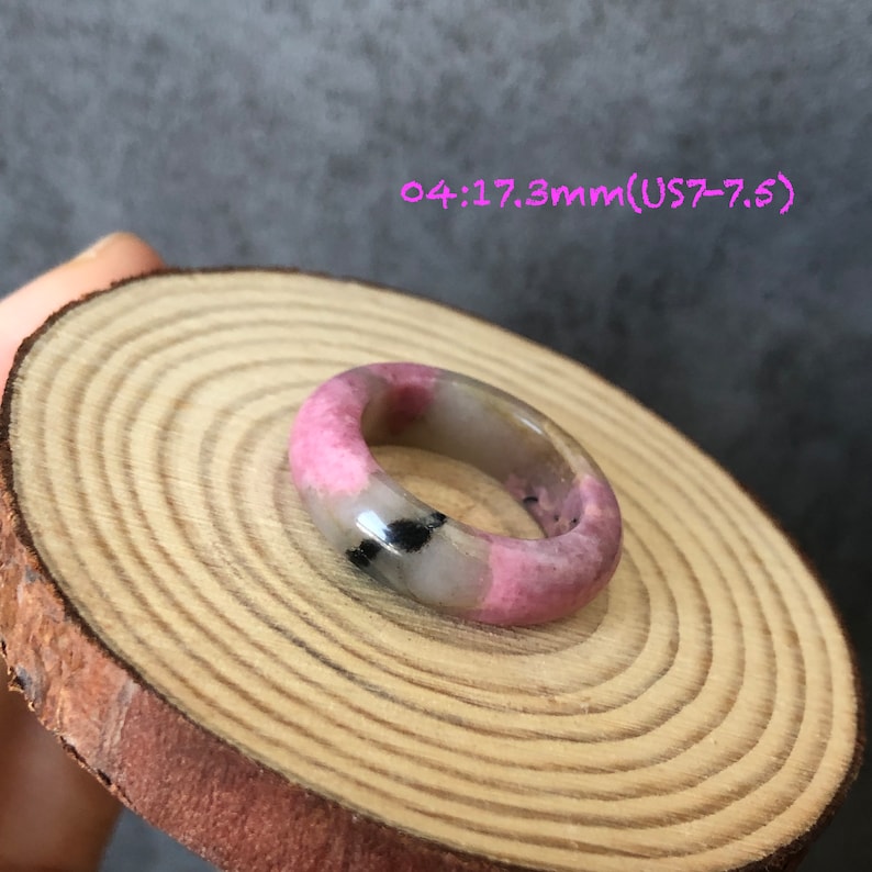 Pode incluir: Um anel de rodocrosita, uma pedra preciosa rosa e branca. O anel tem um di&acirc;metro de 17,3 mm e &eacute; tamanho 54. 04:17.3mm(US7-7.5)