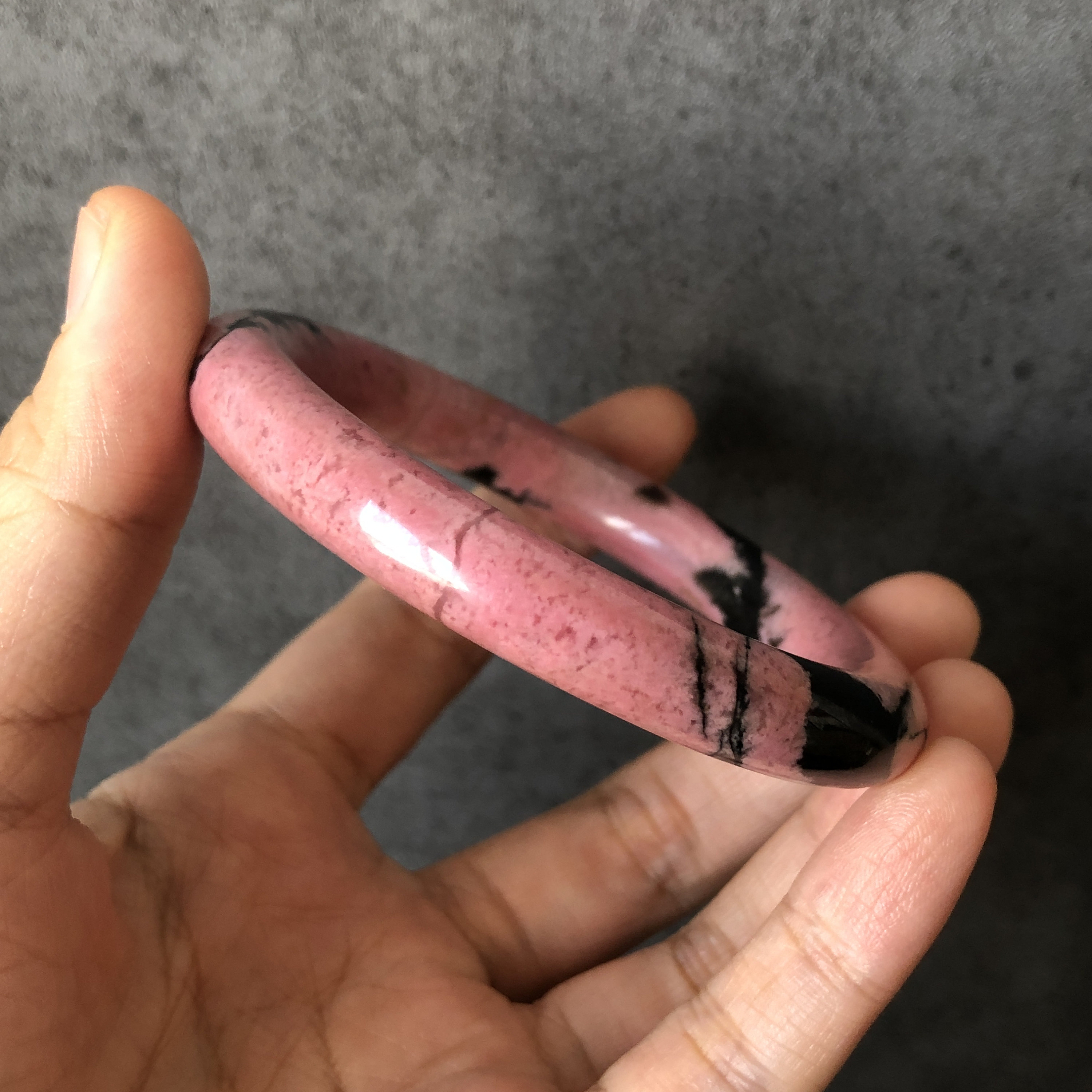 57 mm 高品質天然ロードナイト バングル ブレスレット | ピンクの顆粒