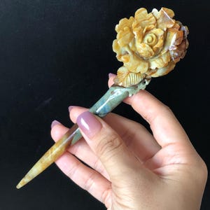 Zertifizierte natürliche XSweis Jade Serpentin handgeschnitzte Rosenblume Haarnadel | Grün Gelb Braun Grün Jade Haarstab | Asiatisch-chinesische Haarforke