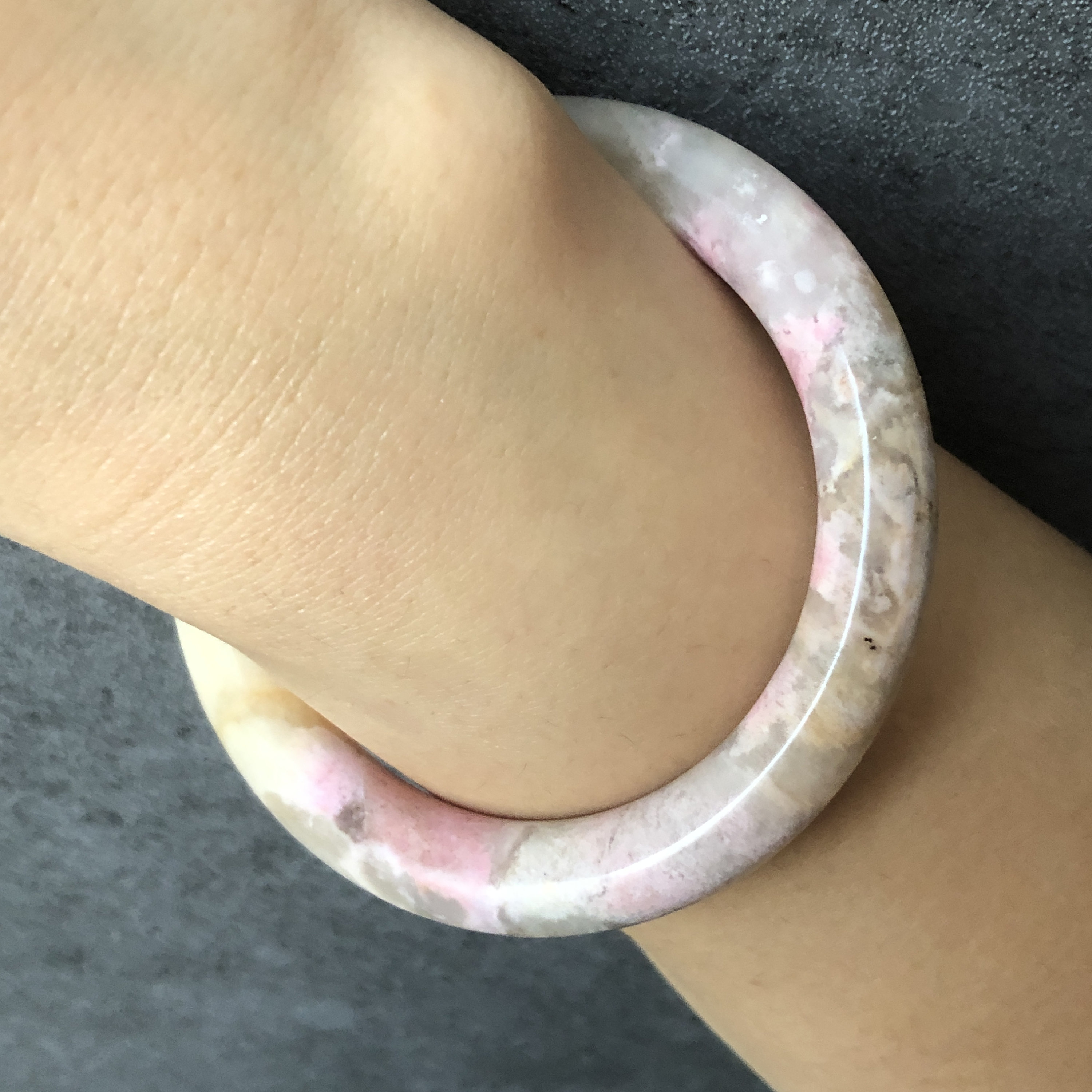 52.8 mm 天然ロードナイト バングル | アイス クイーン | 原石 