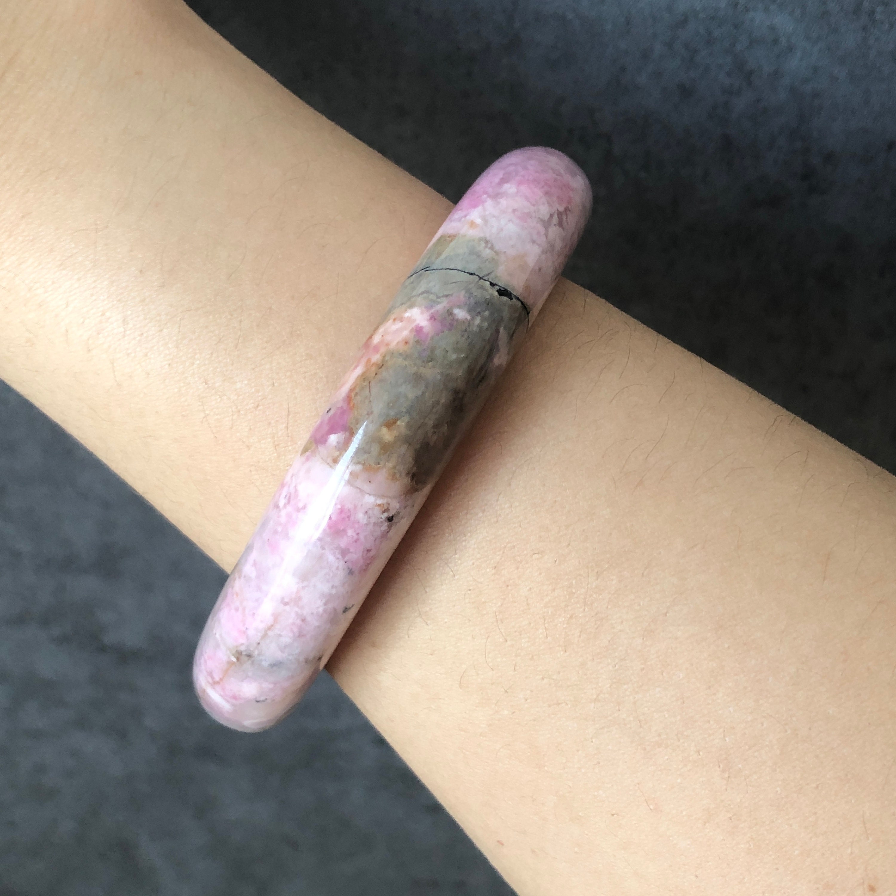 天然石 ロードナイト くり抜き バングル ブレスレット ピンク 天然石 ロードナイト くり抜き バングル ブレスレット ピンク 54.3 mm