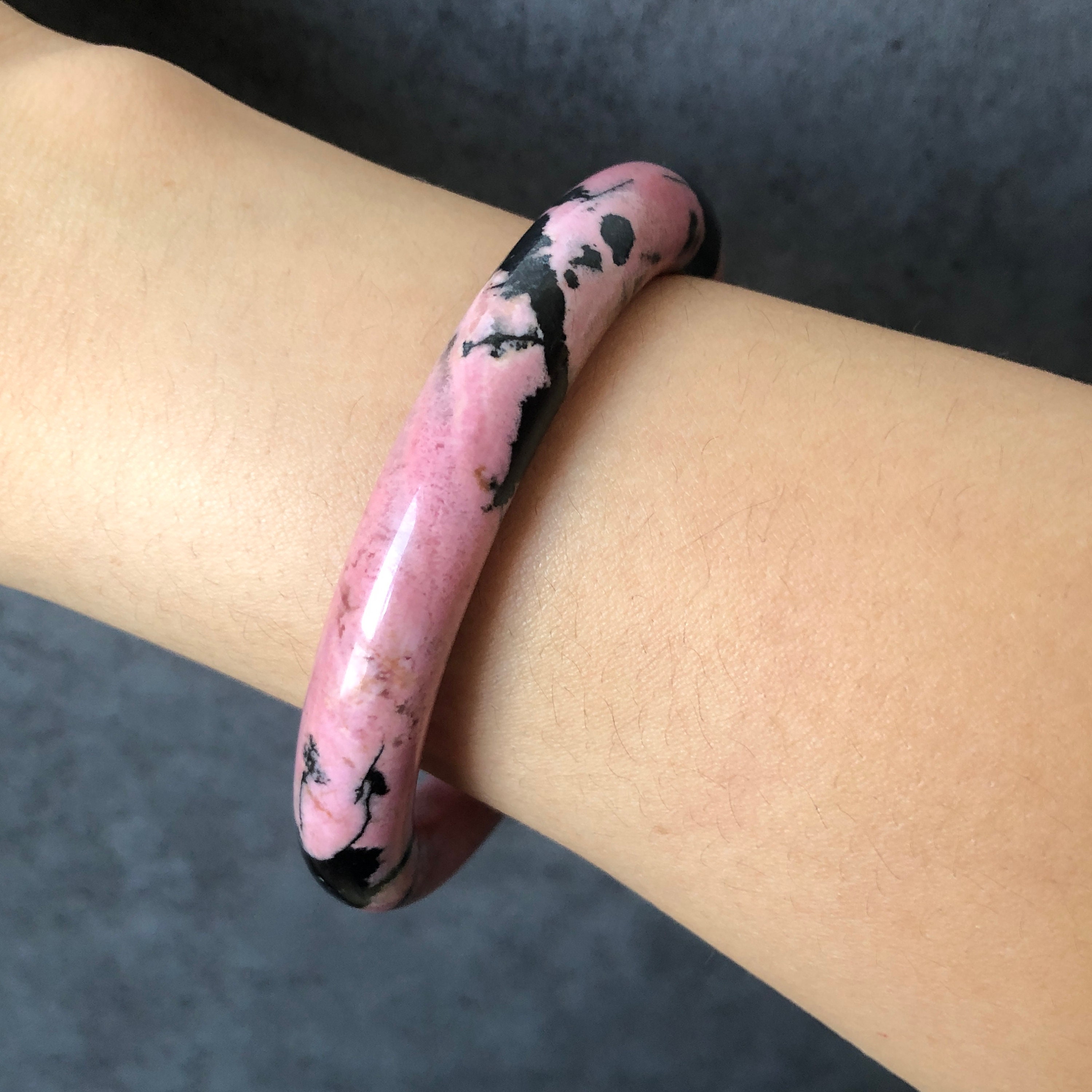 57 mm 高品質天然ロードナイト バングル ブレスレット | ピンクの顆粒