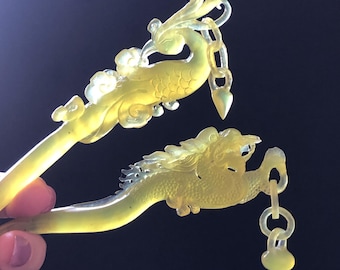 Horquilla para el cabello Xiu Jade (serpentina) tallada a mano con fénix dorado y dragón: horquilla para el cabello de jade amarillo hielo natural tallada a mano en piedra 3D
