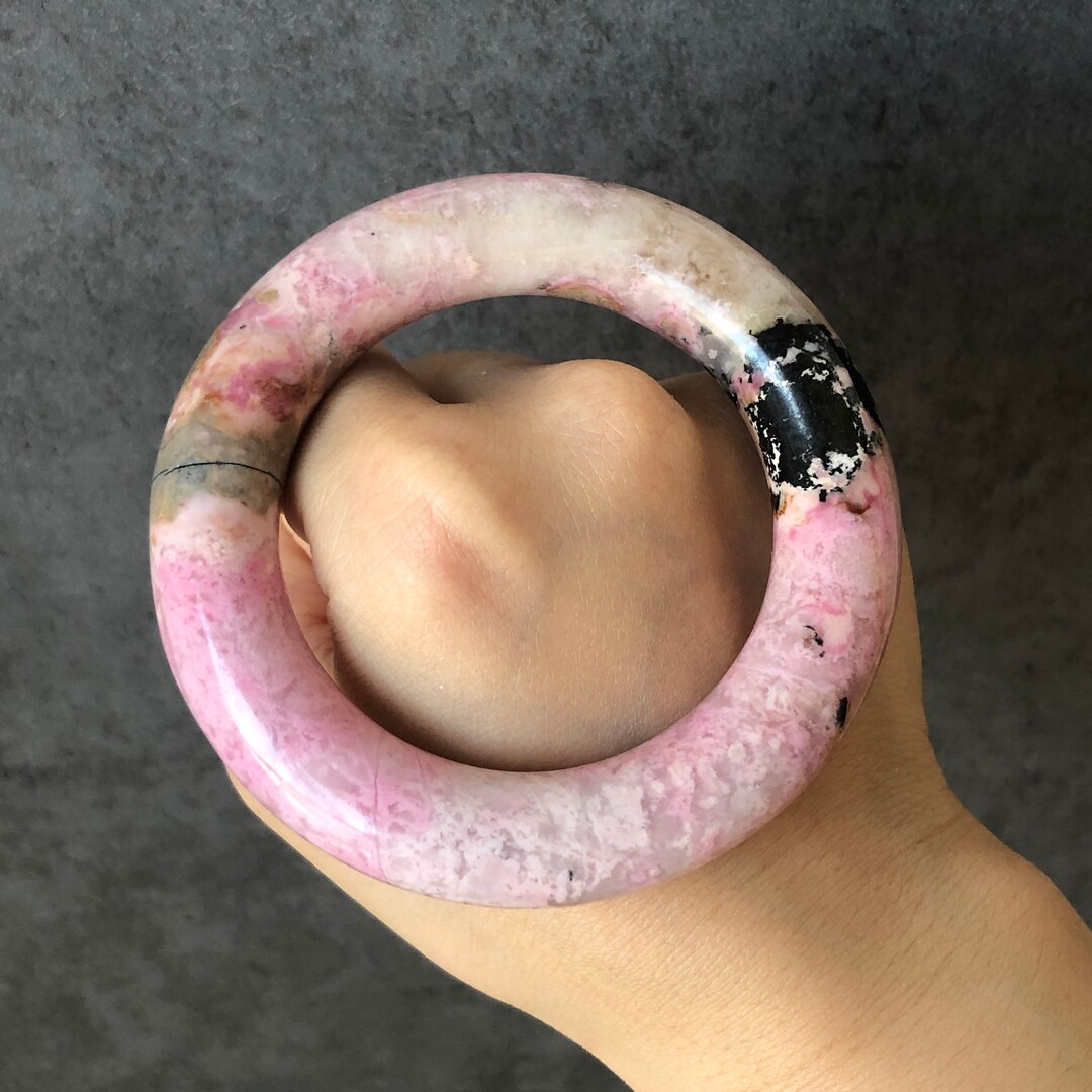 54.3 mm 天然ロードナイト バングル ブレスレット | ピンクの小さな花