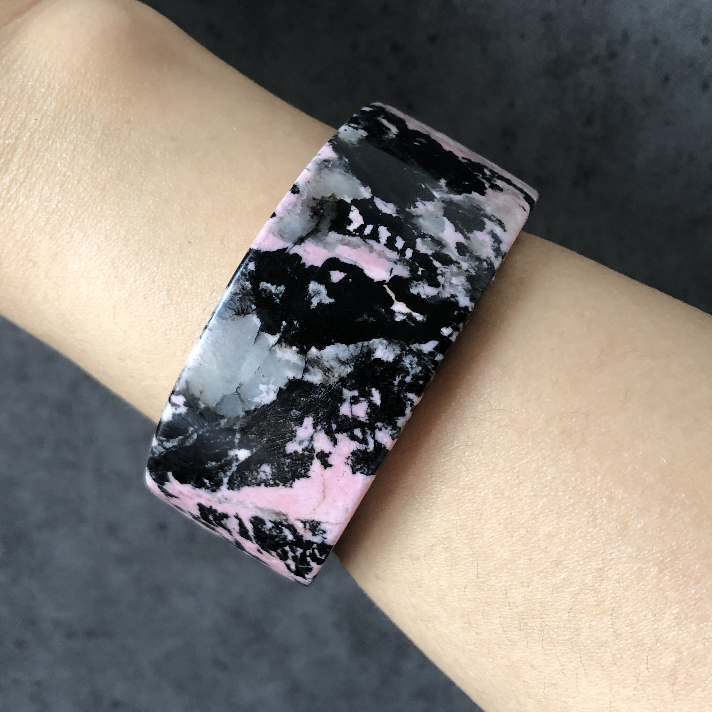 52.6 mm 高品質天然ロードナイト バングル ブレスレット | ピンクの