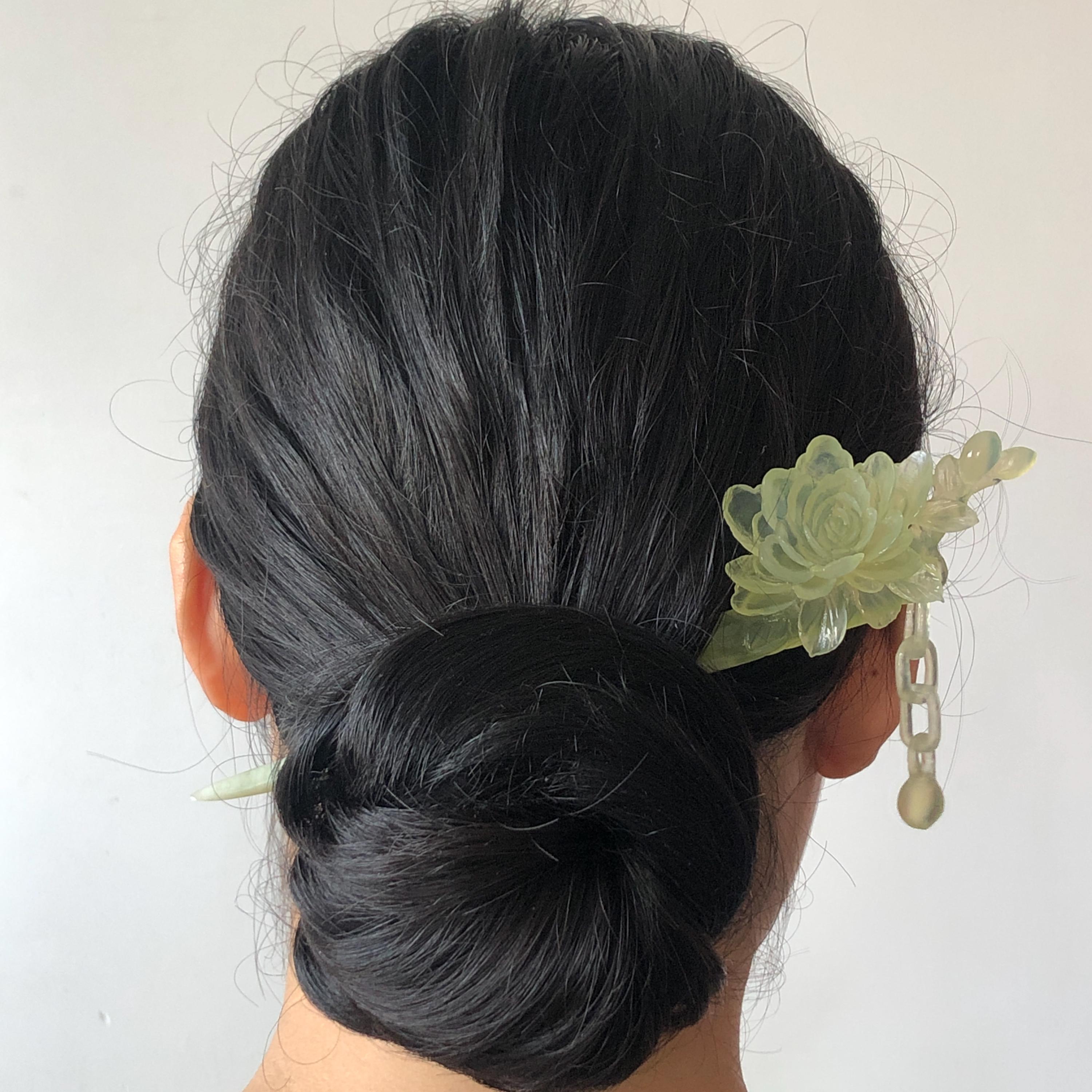 証明書付き天然秀翡翠サーペンタイン手彫り椿花ヘアピン（ぶら下がり