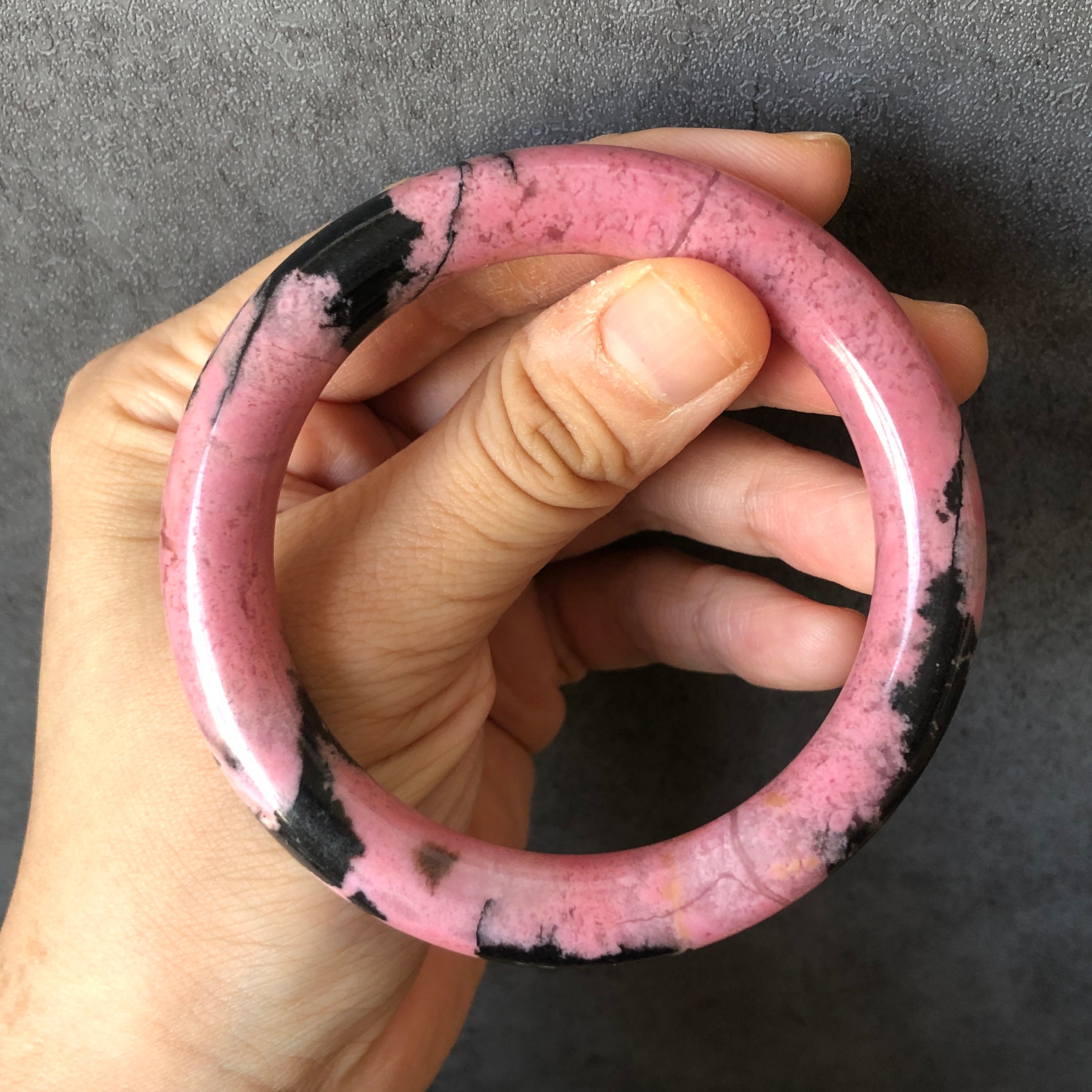 57 mm 高品質天然ロードナイト バングル ブレスレット | ピンクの顆粒