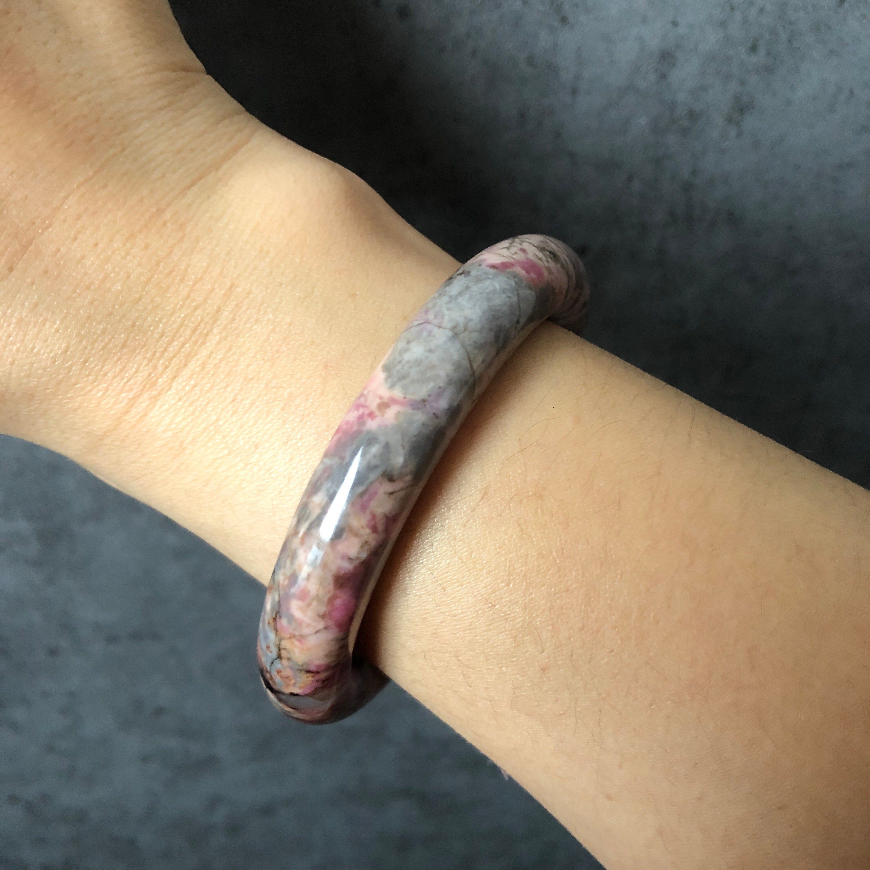 52.7 mm プレミアム天然ロードナイト バングル | 万華鏡 | ライト