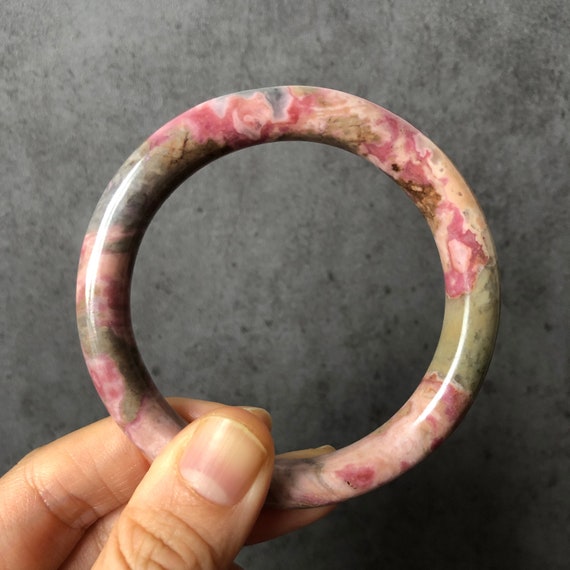 56.5 mm 高品質天然ロードナイト バングル | スプリング ガーデン 