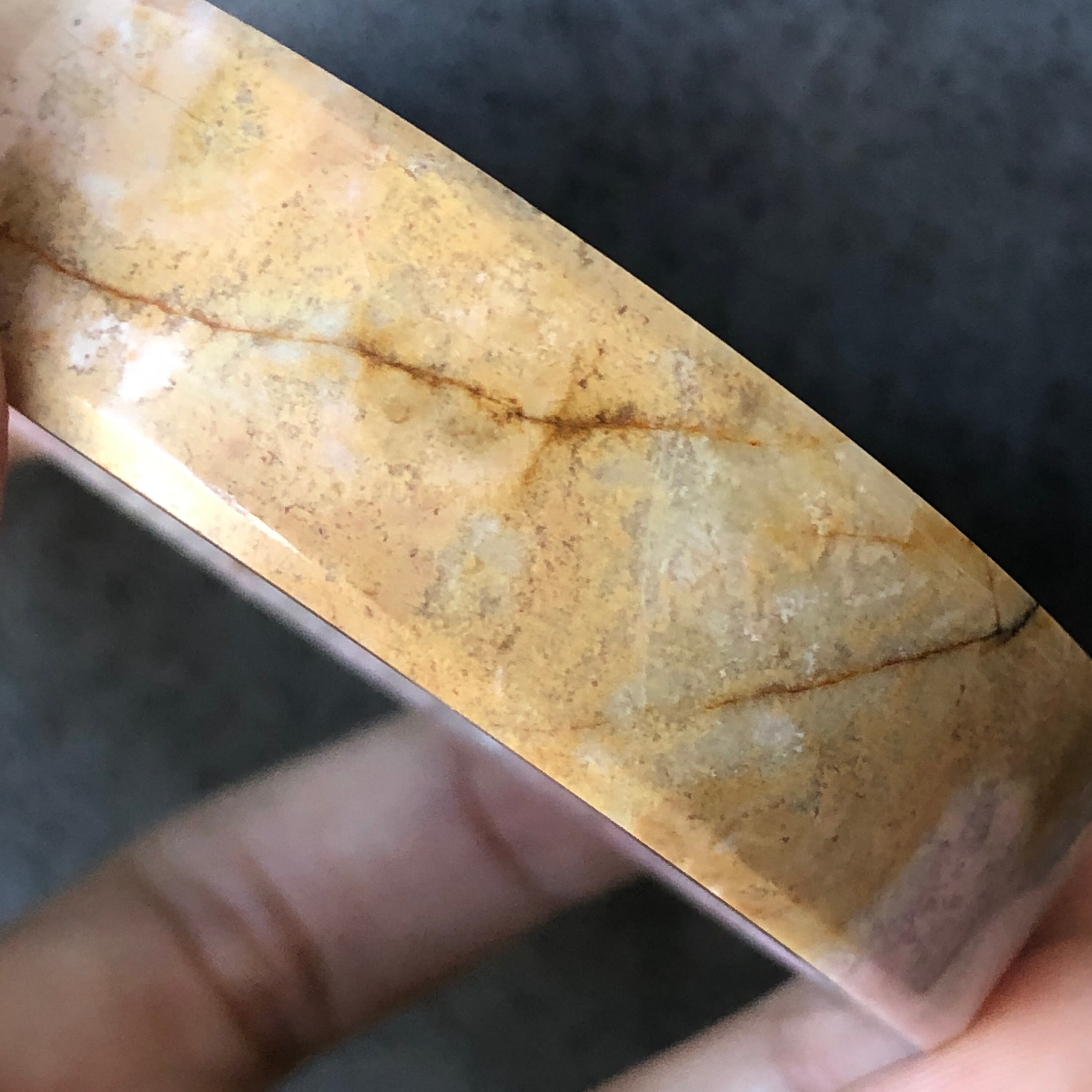 58.4 mm 天然ロードナイト バングル ブレスレット | 秋の雨