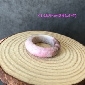 Pode incluir: Um anel de pedra natural rosa e branco. O anel tem um di&acirc;metro de 16,9 mm e &eacute; feito para um tamanho de 16,5-17,5 mm.