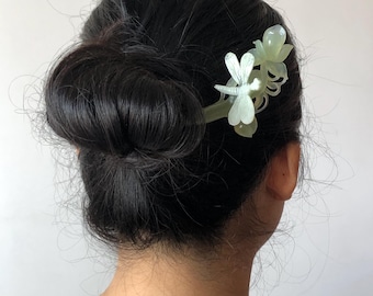 Horquilla de pelo tallada a mano con serpentina de jade Xiu natural certificada / Libélula sobre flor / Peine para el pelo de jade verde y blanco / Estilo vintage asiático