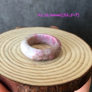 Pode incluir: Um anel de pedra natural rosa e branco. O anel tem 16,9 mm de tamanho e se ajusta a um tamanho portugu&ecirc;s 16,5-17.