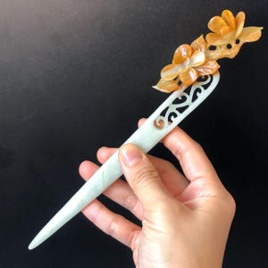 Zertifikat genoss Jade Serpentin handgeschnitzte Pfirsichblüte Blume Haarnadel Haarstab | Orange Weiß Grün | Asiatisch Chinses Vintage Style Geschenk