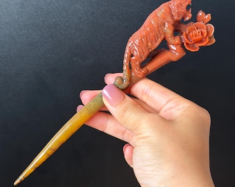 Auf Bestellung! Yiu Jade (Serpentin) handgeschnitzte Tiger & Rose Haarnadel: Zertifizierte natürliche handgefertigte rote Jade-Haarstab 3D Steinschnitzerei
