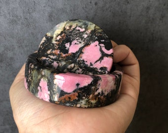 Bracciale rigido in rodonite naturale di alta qualità da 53,4 mm con pietra grezza / rosa e verde intenso con schizzi di inchiostro nero / braccialetto in cristallo