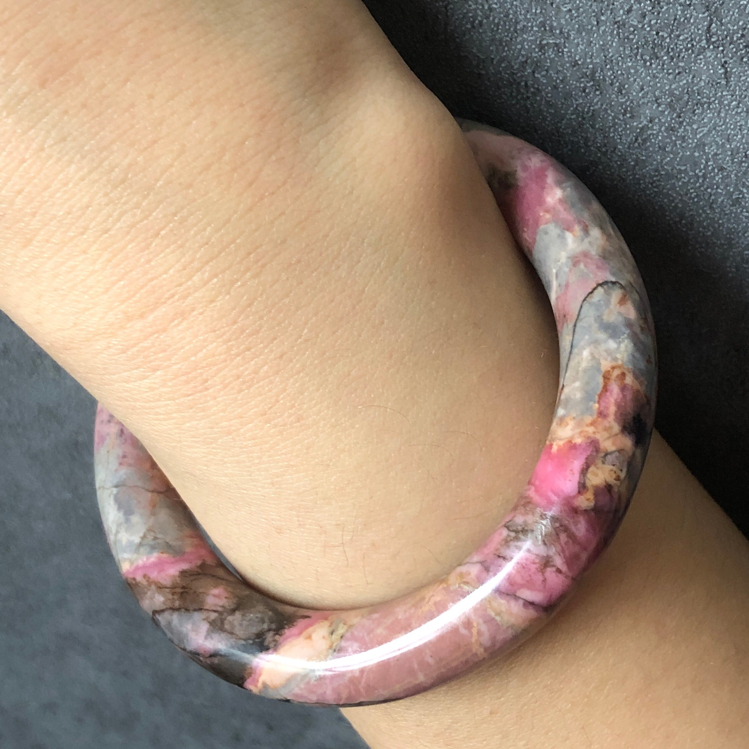 52.7 mm プレミアム天然ロードナイト バングル | 万華鏡 | ライト